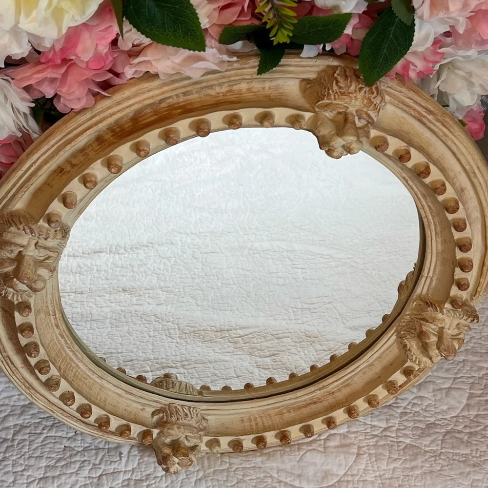 Hamilton collection round lion head “ carved “ mirror plastic decorative 19 inch